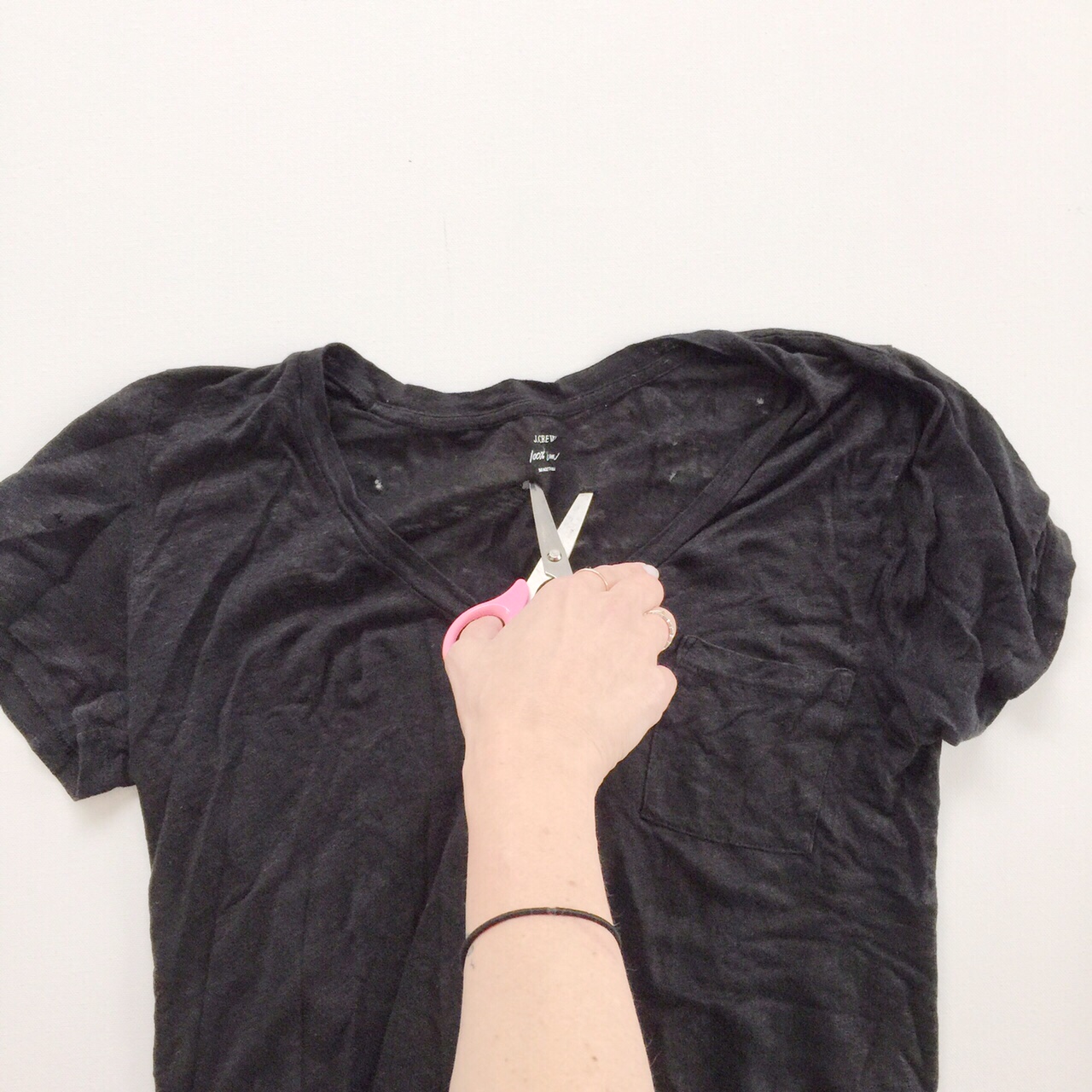 How to make your own distressed t shirt