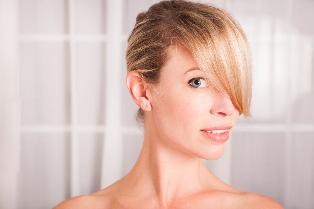 how to create an easy smooth side part updo