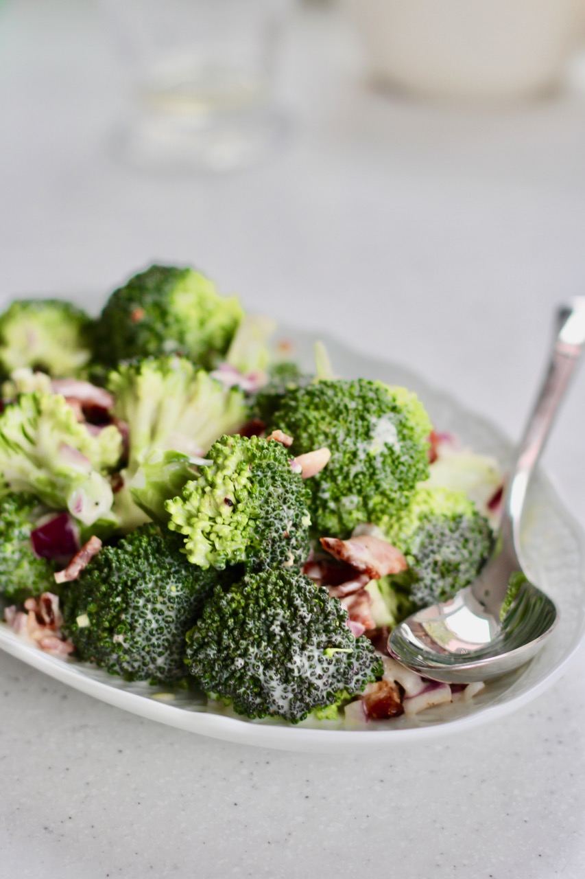 An easy recipe for broccoli salad with grapes and crispy bacon