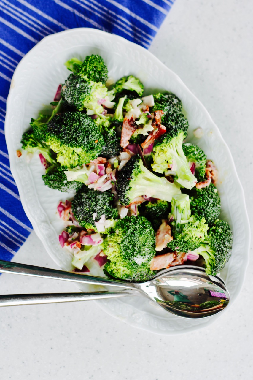 An easy recipe for broccoli salad with grapes and crispy bacon