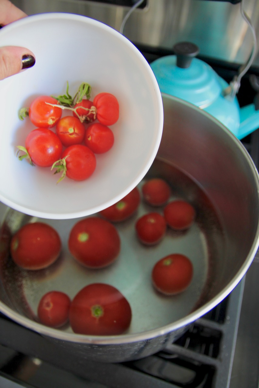 How to make sauce with tomatoes from your garden