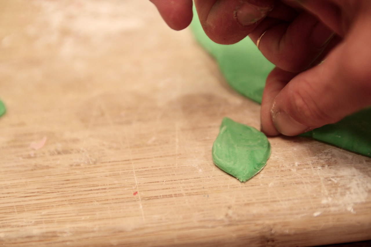how to make realistic leaves out of fondant