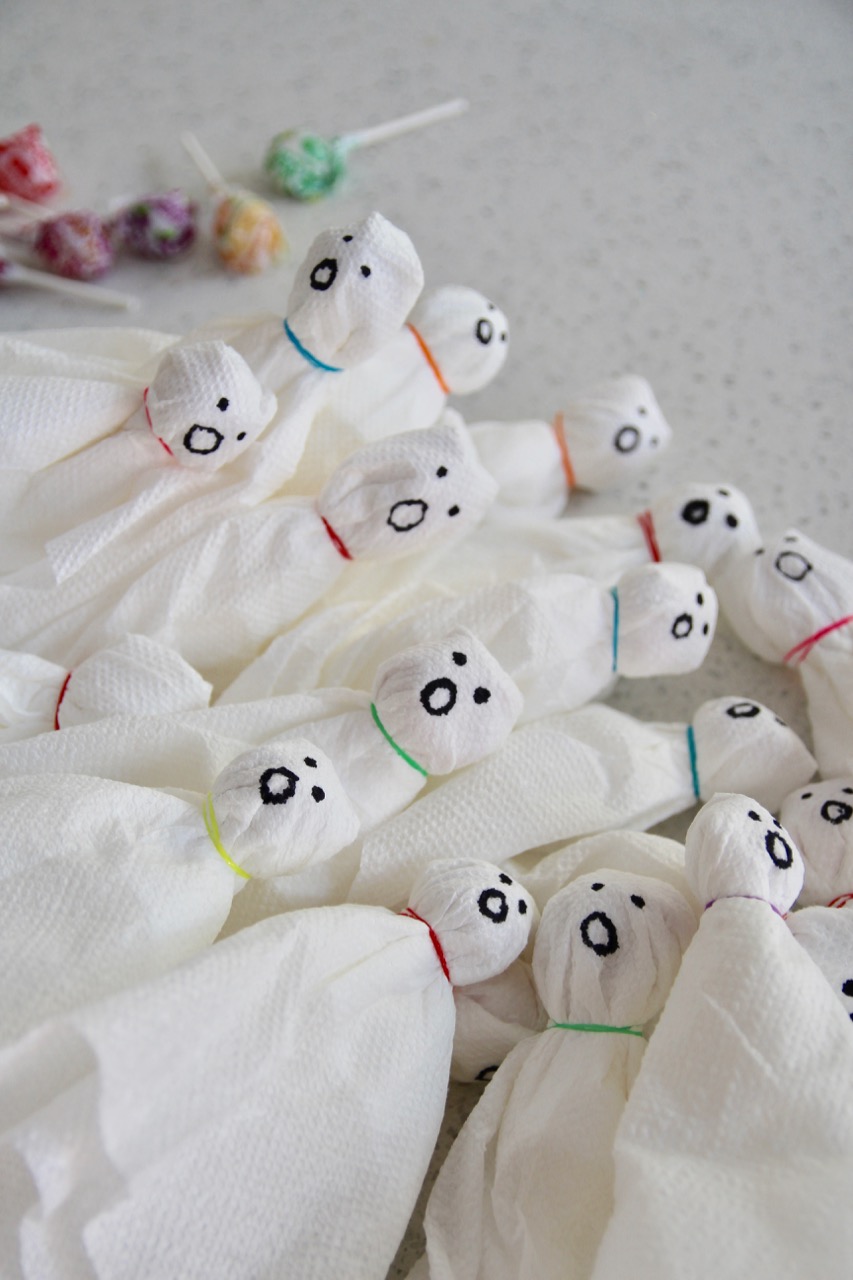 how to make lollipop ghosts out of napkins for a halloween party