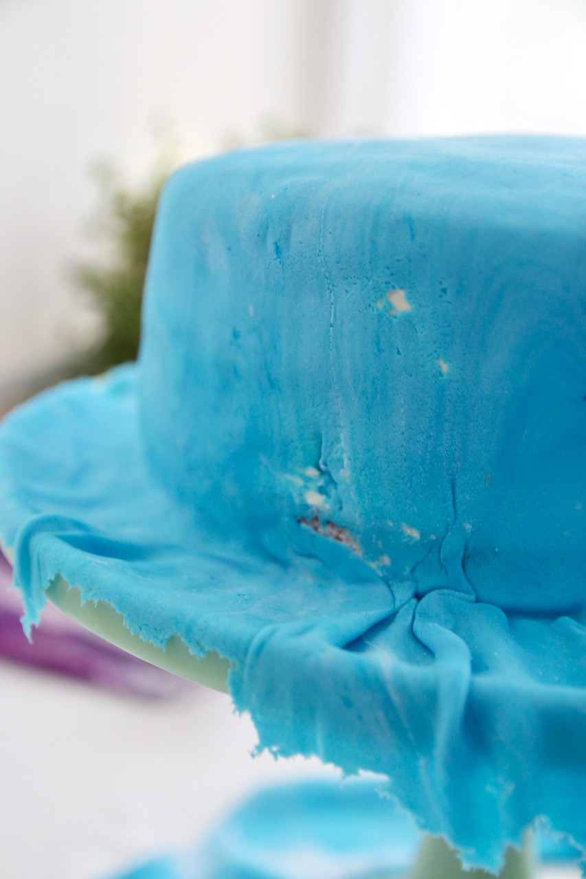 blue sky fondant cake
