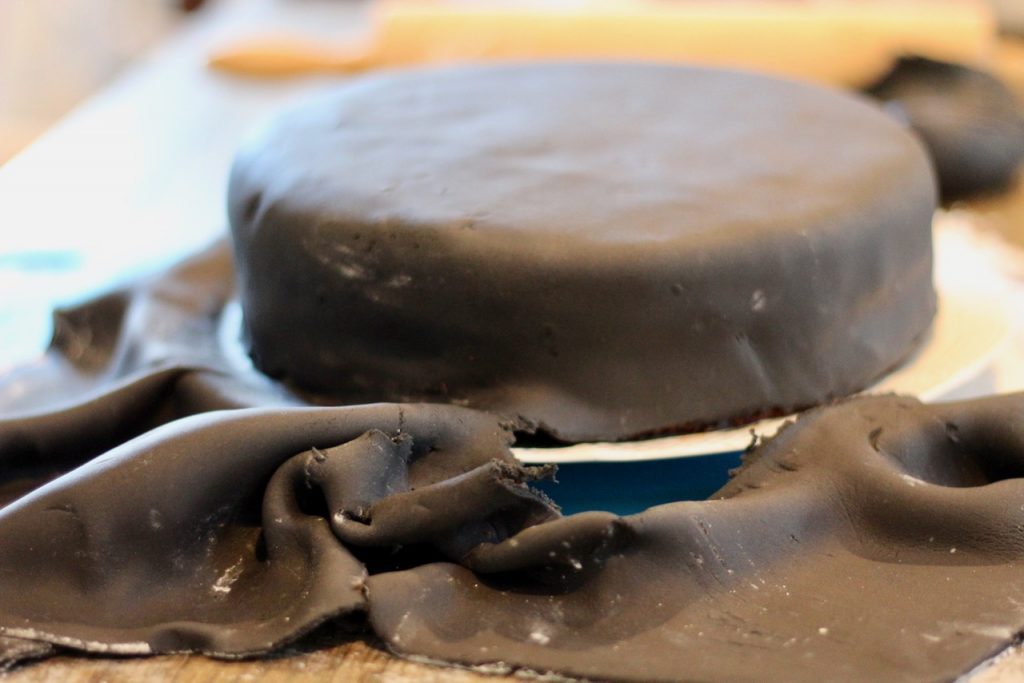 how to make a black fondant cake